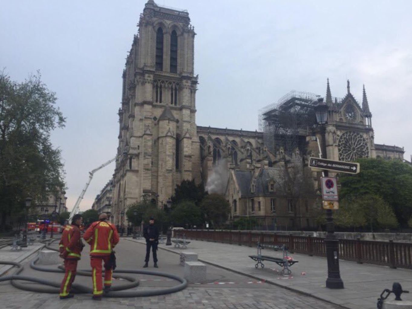 Incendio Devasta La Cattedrale Francese Di Notre Dame De Paris