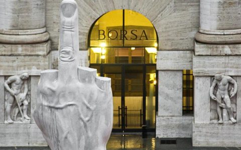 Borsa Milano frenata