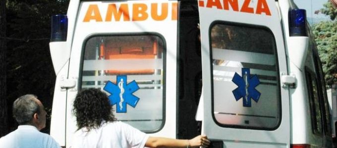 Incidente tra un autobus e una macchina, tre feriti