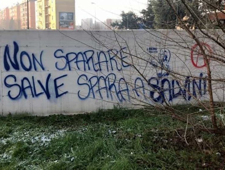 Milano, a Porta Ticinese spunta la scritta: "spara a Salvini