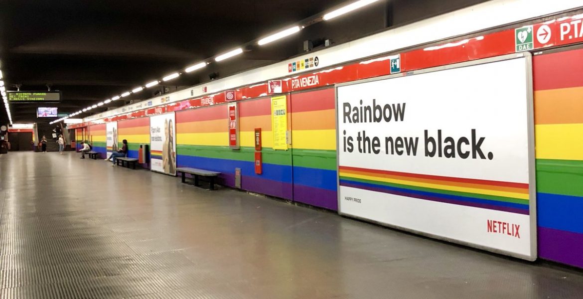 Milano, dopo le proteste torna l'arcobaleno nella metro di Porta Venezia - MasterX