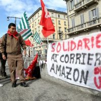 Amazon, i driver protestano a Milano: "Carichi di lavoro eccessivi"