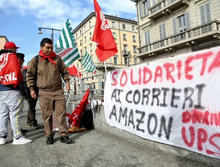 Amazon, i driver protestano a Milano: "Carichi di lavoro eccessivi"