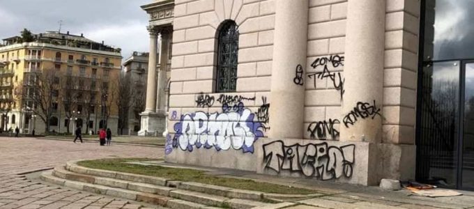 Notte folle a Milano sabato sera: writers all'attacco