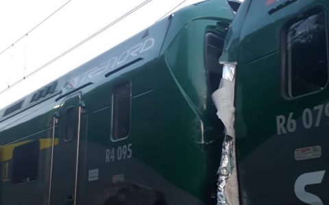 Como, scontro tra due treni: più di 50 passeggeri feriti-MasterX