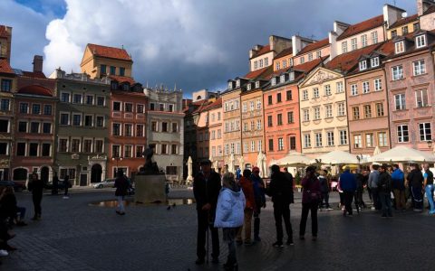 Varsavia, giovane italiano precipita da una balconata e muore - MasterX