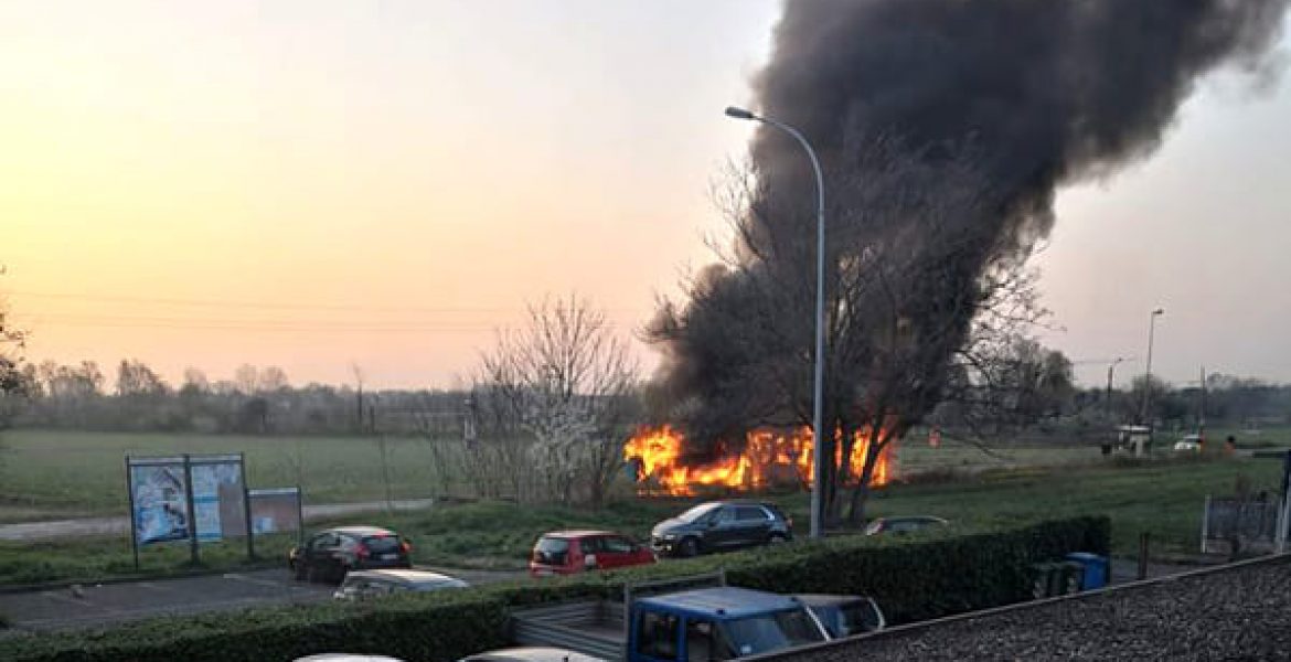 Sedriano, autobus di linea viene avvolto e distrutto dalle fiamme - MasterX