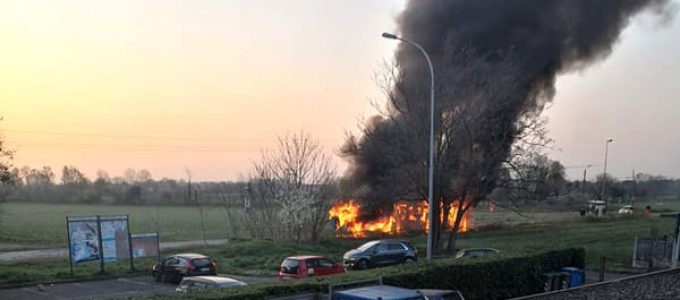 Sedriano, autobus di linea viene avvolto e distrutto dalle fiamme - MasterX