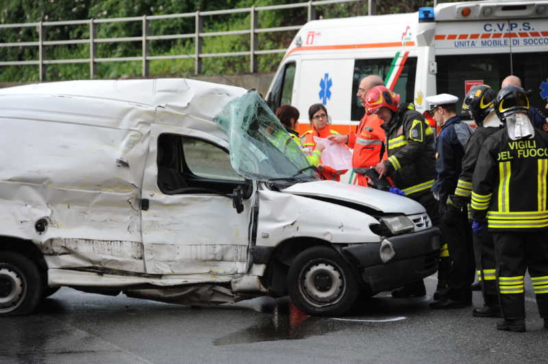 Grave incidente a Sedriano, l'auto di un 56enne travolta da un Tir: è grave