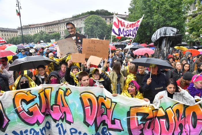 A Milano la manifestazione sovranista di Salvini e la protesta
