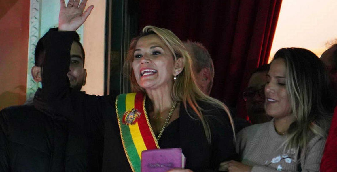 Bolivia, Jeanine Áñez si autoproclama presidente del Paese