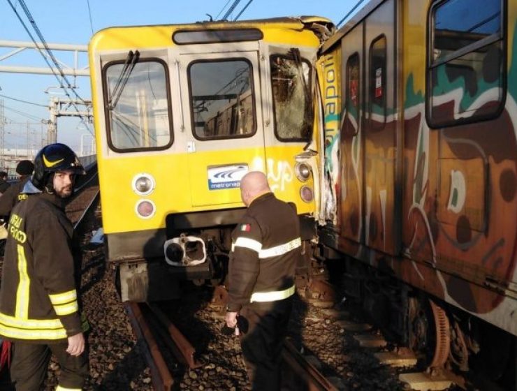 Napoli, incidente tra tre treni della metropolitana: grave un macchinista