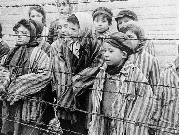 Bambini prigionieri in un campo di concentramento