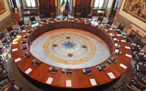 Il tavolo di riunione del Consiglio dei Ministri italiano