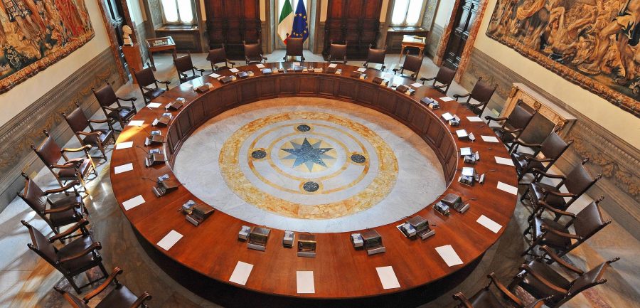 Il tavolo di riunione del Consiglio dei Ministri italiano