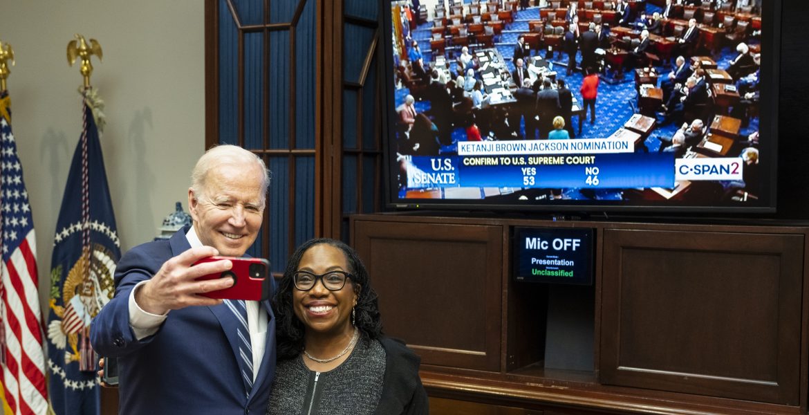 Una delle foto, postate da Biden su Twitter, per festeggiare l'elezione di Ketanji Brown Jackson come giudice della Corte Suprema.
