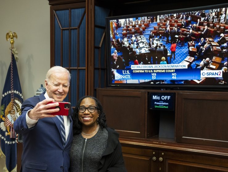 Una delle foto, postate da Biden su Twitter, per festeggiare l'elezione di Ketanji Brown Jackson come giudice della Corte Suprema.