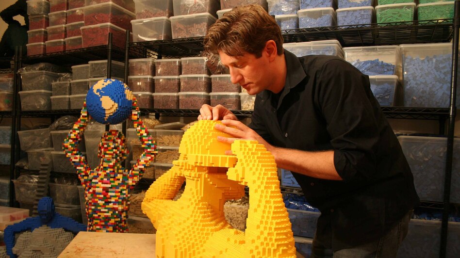 Alt Nathan Sawaya nel suo studio mentre crea una sua opera usando i mattoncini Lego
