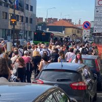 Fermata di Villa San Giovanni: le persone tentano di salire sull'autobus sostitutivo della M1. Molti sono costretti ad aspettare il successivo