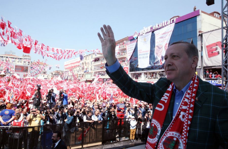 Alt Il Presidente turco Erdogan saluta i suoi sostenitori