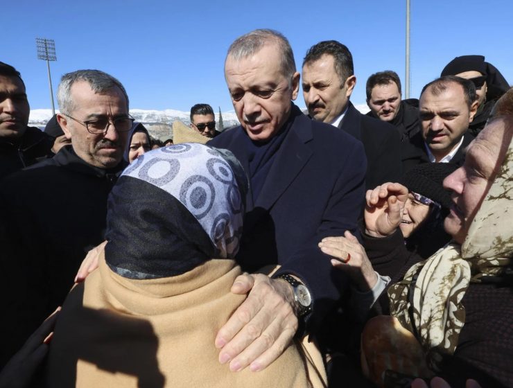 Alt Erdogan rincuora i familiari delle vittime del terremoto