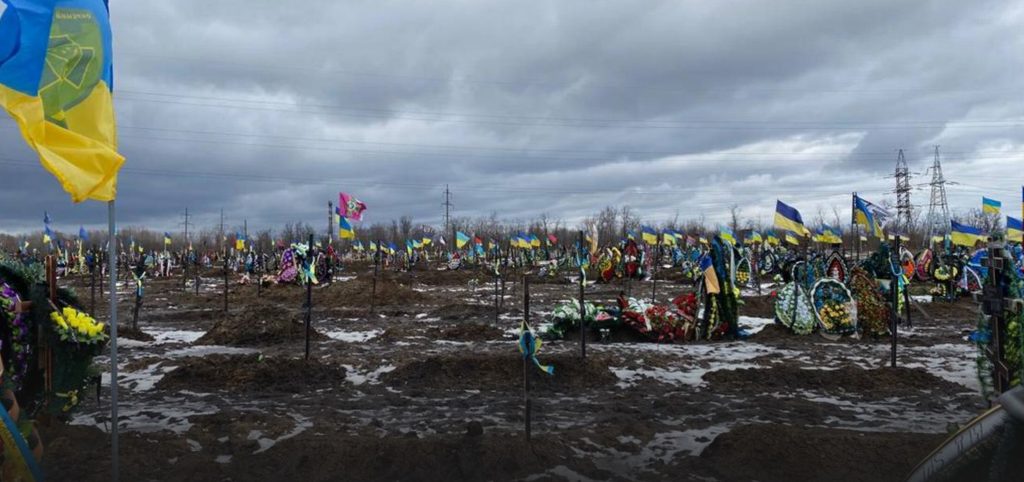 Alt Un cimitero ucraino allestito in una zona del conflitto