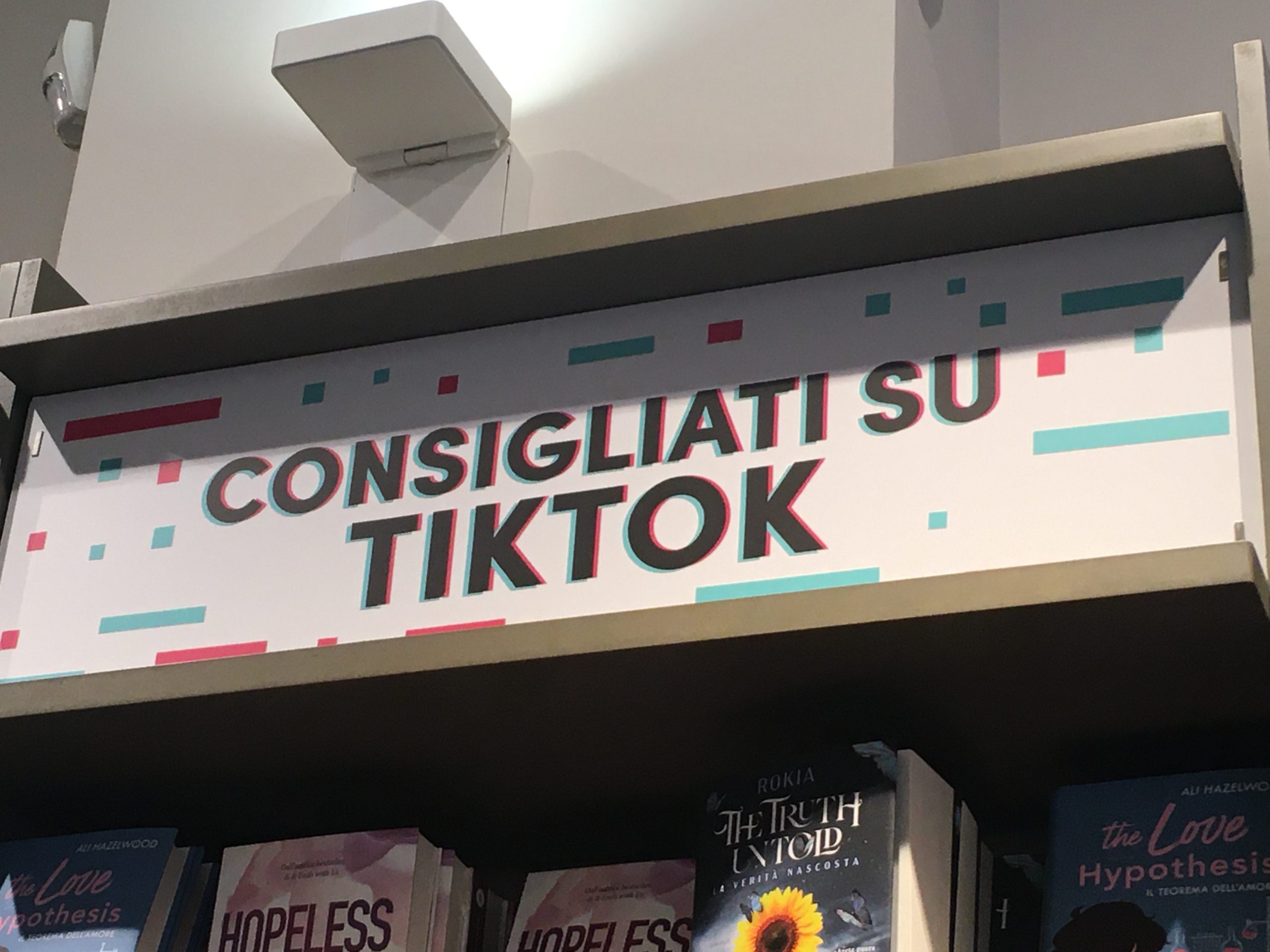 Scaffale dei libri "consigliati su TikTok" in una libreria milanese