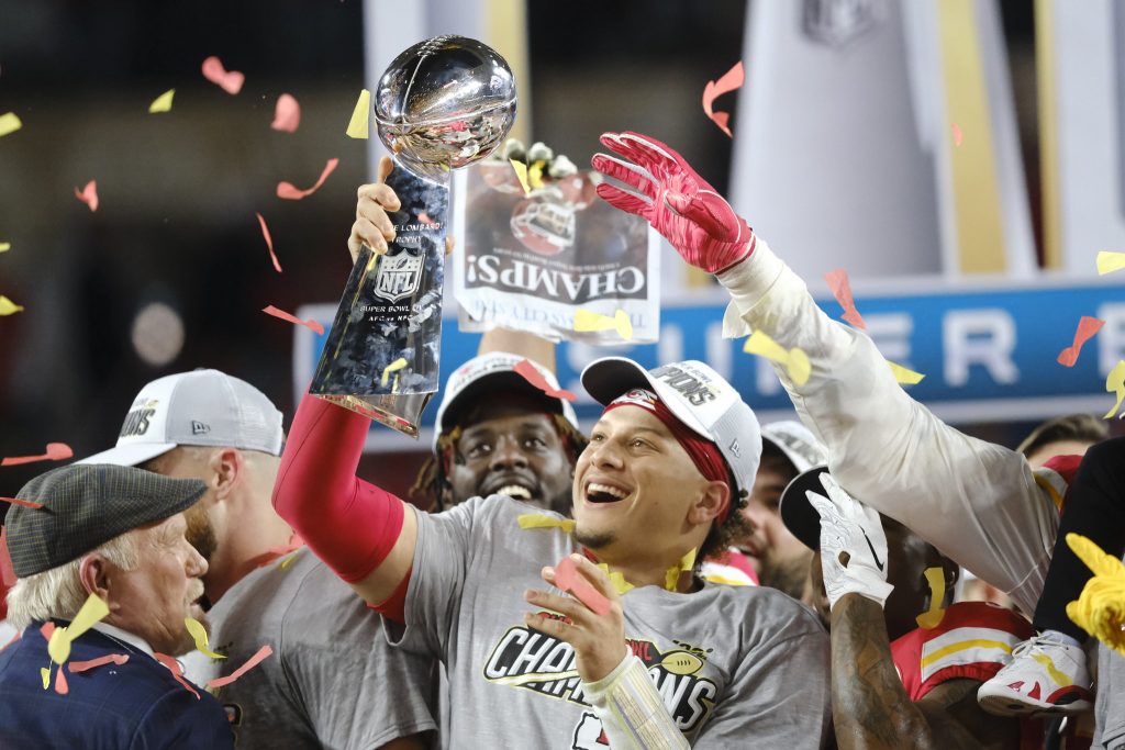 Alt Patrick Mahomes alza il Vince Lombardi Trophy dopo la vittoria del Super Bowl 2020