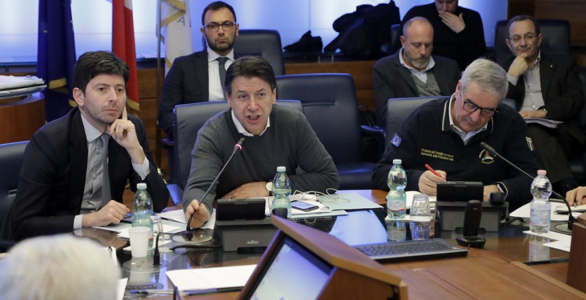 Giuseppe Conte, Roberto Speranza e Angelo Borrelli al Comitato Operativo della Protezione Civile. 23 febbraio 2020