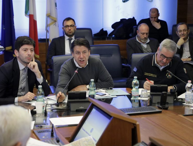 Giuseppe Conte, Roberto Speranza e Angelo Borrelli al Comitato Operativo della Protezione Civile. 23 febbraio 2020