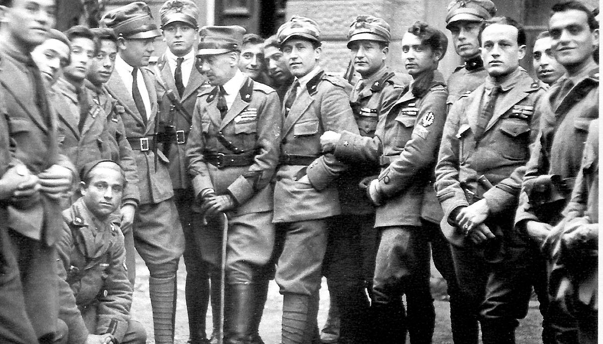 Alt Gabriele D'Annunzio con alcuni commilitoni durante l'impresa di Fiume
