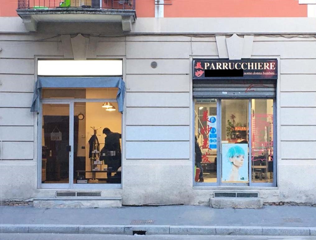Come nel film di Ettore Scola, due vetrine attaccate di due negozi uguali (in questo caso due parrucchierie)