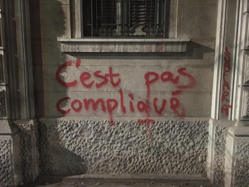 "C'est pas compliqué": un'altra scritta dello "psicologo di strada" di Milano