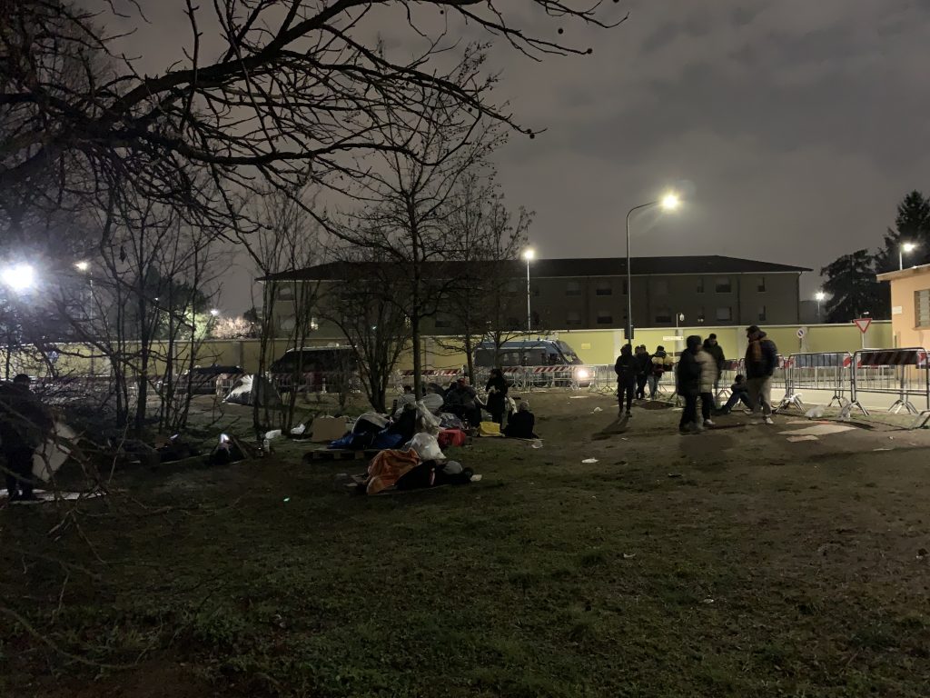 Alt Al termine nella notte alcuni migranti restano nel parco