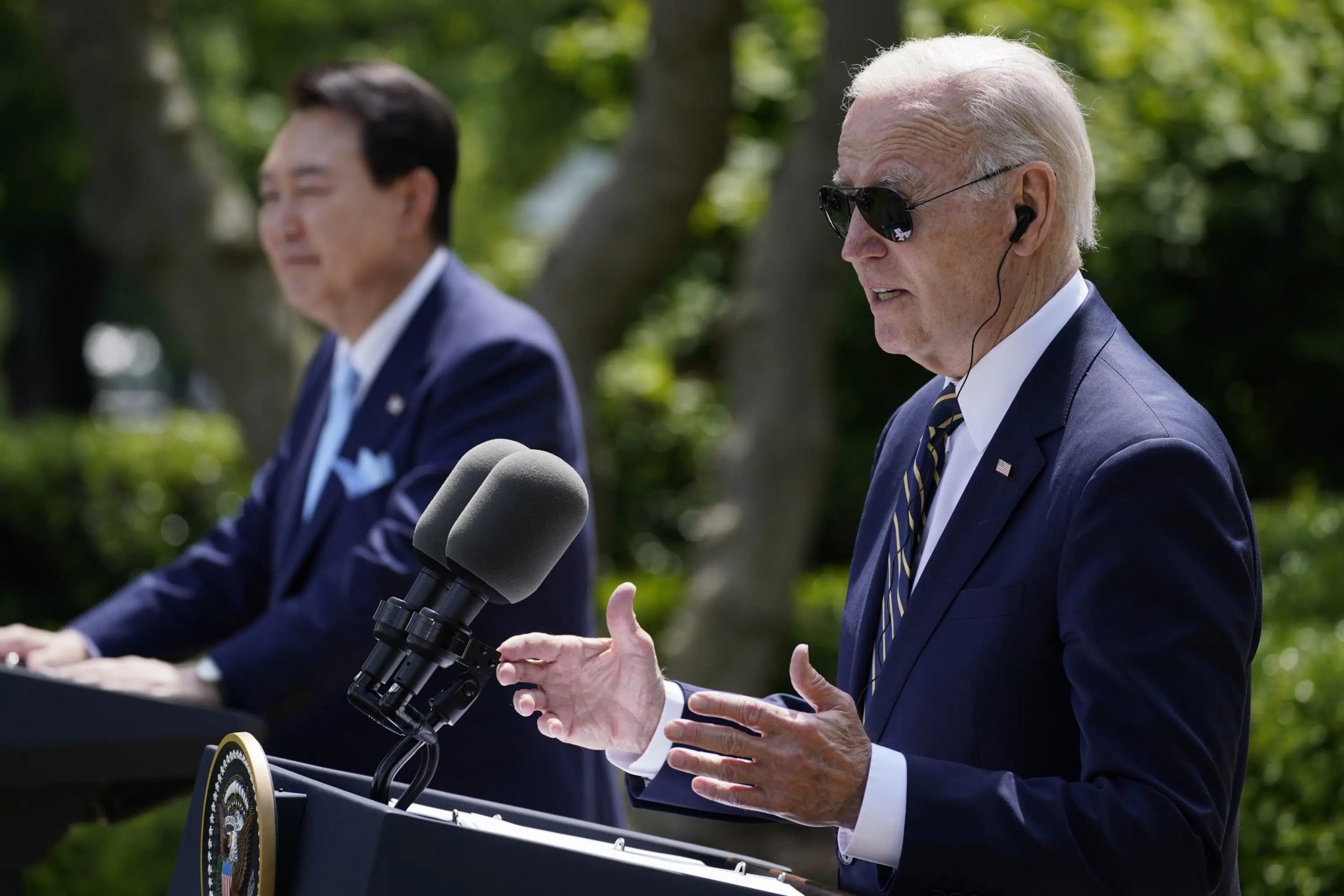 Alt Il Presidente americano Joe Biden (in primo piano) e Yoon Seuk Yeol durante la conferenza stampa congiunta di mercoledì 26 aprile