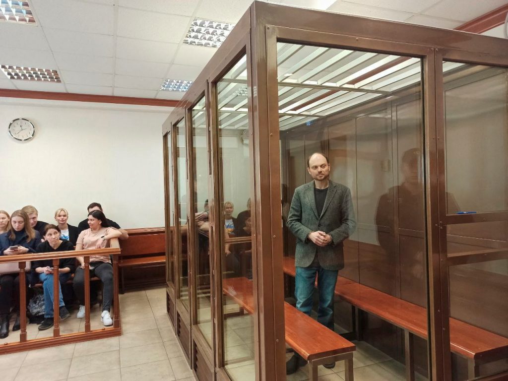 Alt Vladimir Kara-Murza nella cella durante una delle udienze