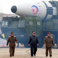 Alt Kim Jong Un con il missile balistico intercontinentale sullo sfondo