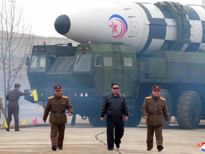 Alt Kim Jong Un di fronte al missile balistico intercontinentale