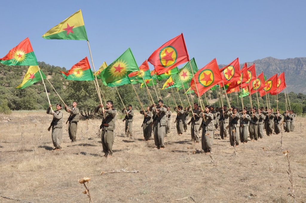 Alt Militanti del PKK sventolano bandiere dell'organizzazione