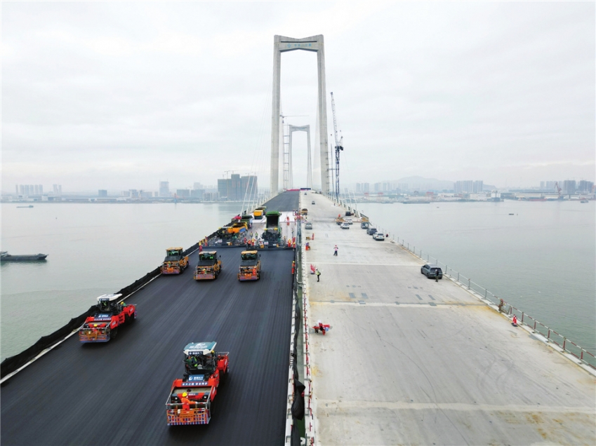 Il processo di asfaltamento del Ponte Shenzen-Zhongshan