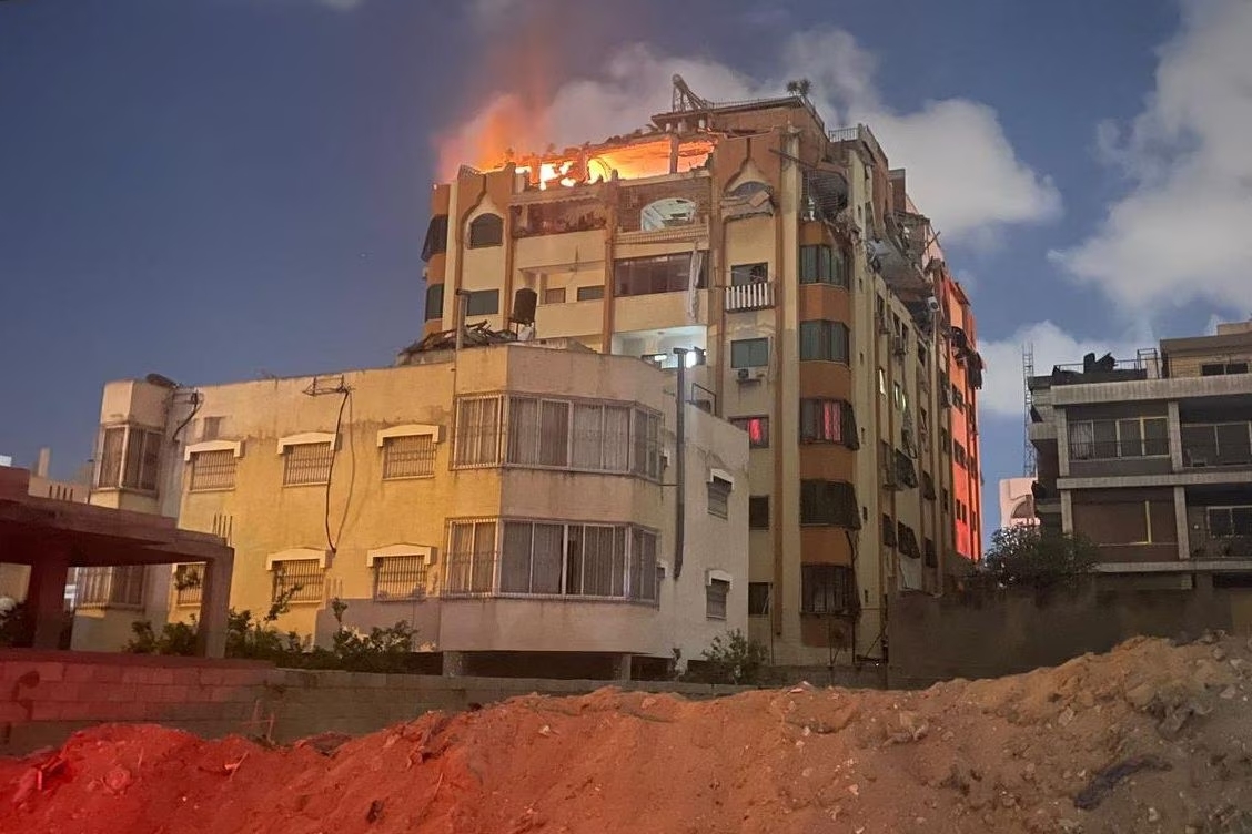 Alt Un edificio in fiamme dopo il raid aereo