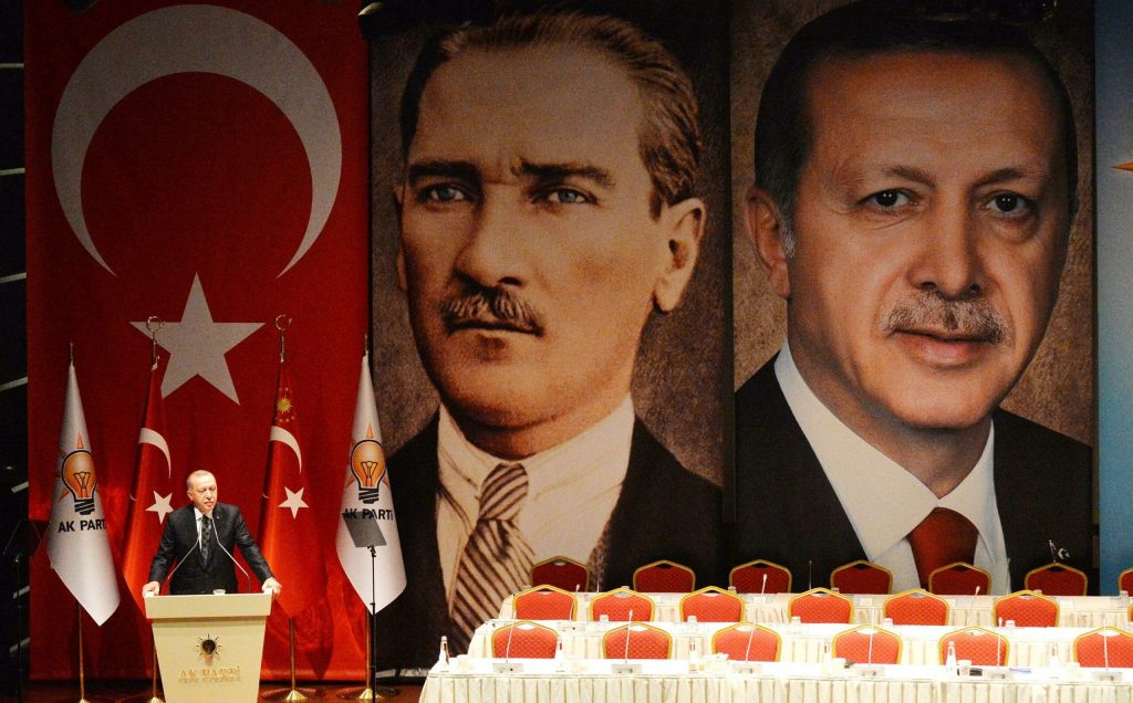 Erdogan a un comizio, davanti al suo volto e a quello di Ataturk