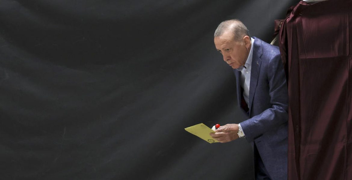 Il Presidente Erdogan esce dalla cabina elettorale