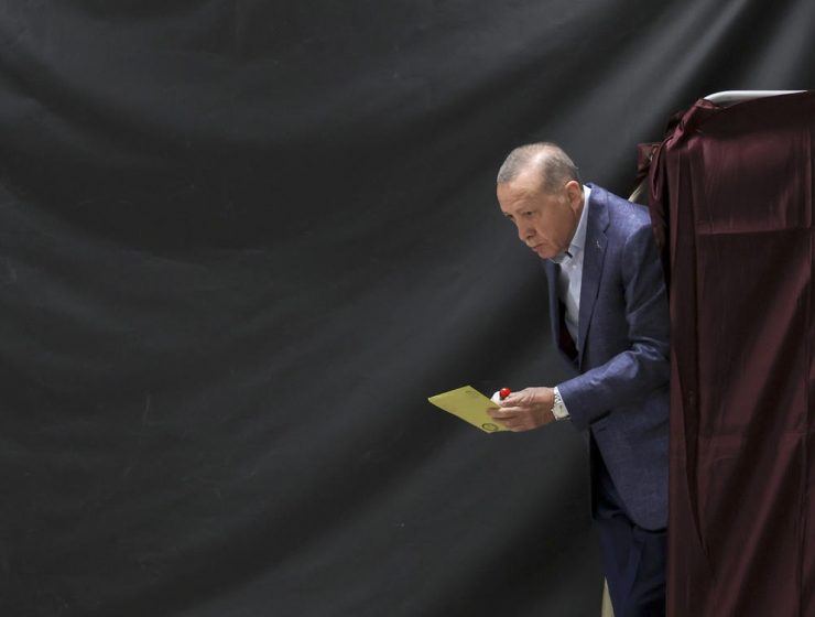 Il Presidente Erdogan esce dalla cabina elettorale
