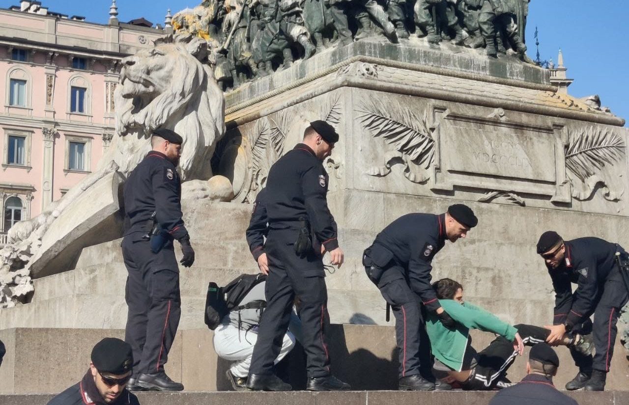 I carabinieri portano via uno degli attivisti di Ultima Generazione responsabile dell'imbrattamento della statua in Duomo