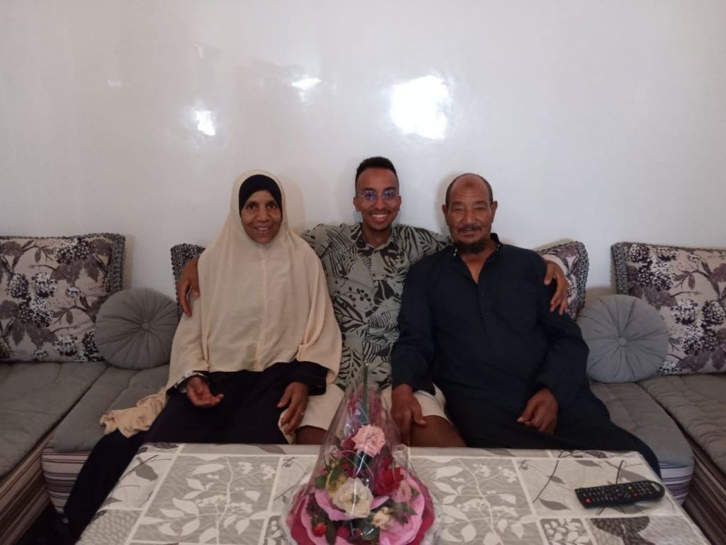 Soufiane with his parents Mbarek e Fatna. They still live in Casablanca. Last time he visited them was in summer 2022.