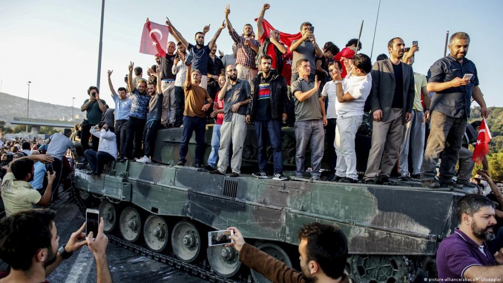 Alcuni turchi salgono sopra un carro armato durante il tentato golpe del 2016