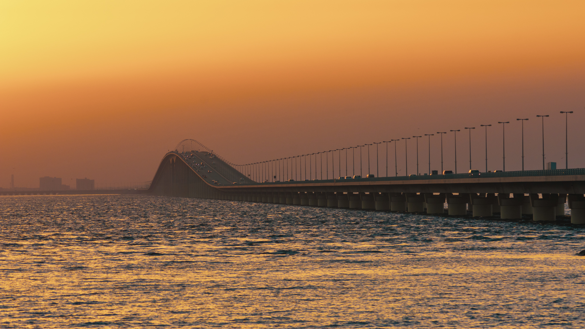 La King Fahd Causeway è composta da cinque ponti retti su oltre 530 piloni di calcestruzzo