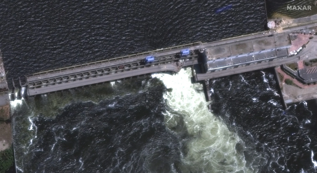 Una foto satellitare mostra i danni al ponte stradale della diga
