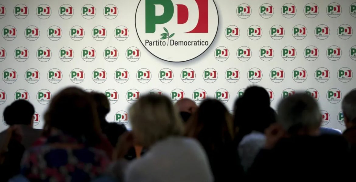 Logo del Pd durante una riunione di partito